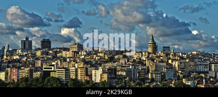 Blick auf das dichte Wohngebiet von Istanbul bei bewölktem Wetter Stockfoto