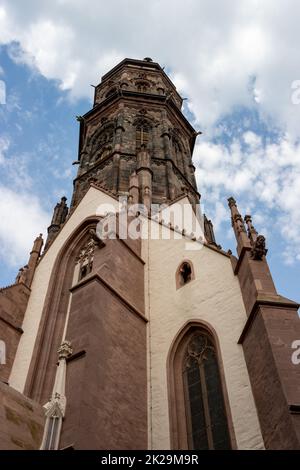 Die evangelische Lutherische Pfarrkirche St. Jacobi in der Altstadt von GÃ¶ttingen in Niedersachsen ist eine gotische Kirche mit drei Schiffen, die zwischen 1361 und 1433 erbaut wurde. Der Kirchenpatron ist James der Ältere. Mit 72 Metern Höhe ist der Kirchturm das höchste Gebäude Stockfoto
