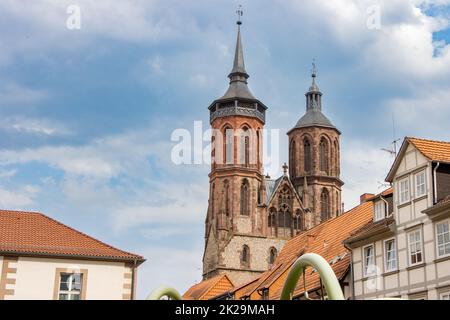 Das St. Die Johanniskirche in der Altstadt von GÃ¶ttingen in Niedersachsen ist eine gotische Kirche aus dem 14.. Jahrhundert mit drei Schiffen. Mit seinen Türmen, die aus der Ferne sichtbar sind, ist es eines der Wahrzeichen der Stadt. Ihr Schutzpatron ist Johannes der Täufer. Stockfoto