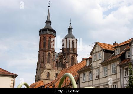 Das St. Die Johanniskirche in der Altstadt von GÃ¶ttingen in Niedersachsen ist eine gotische Kirche aus dem 14.. Jahrhundert mit drei Schiffen. Mit seinen Türmen, die aus der Ferne sichtbar sind, ist es eines der Wahrzeichen der Stadt. Ihr Schutzpatron ist Johannes der Täufer. Stockfoto