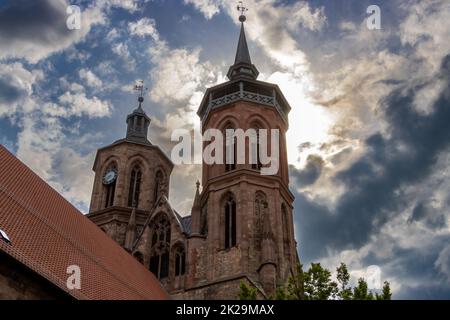 Das St. Die Johanniskirche in der Altstadt von GÃ¶ttingen in Niedersachsen ist eine gotische Kirche aus dem 14.. Jahrhundert mit drei Schiffen. Mit seinen Türmen, die aus der Ferne sichtbar sind, ist es eines der Wahrzeichen der Stadt. Ihr Schutzpatron ist Johannes der Täufer. Stockfoto