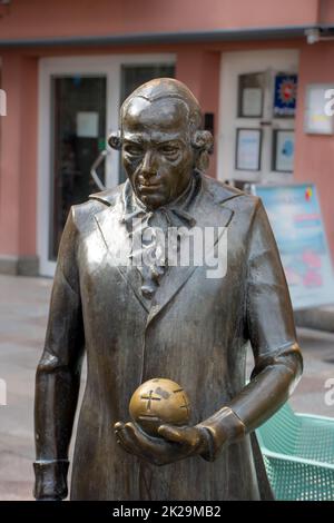 Bronzemonument aus geschmolzenen Büsten von Enver Hodja, Lenin und Stalin. Die Gedenkstätte wurde im Juli 1992 anlässlich des 250.. Geburtstages Lichtenbergs enthüllt. Er ist fast 1,50 Meter hoch ohne die Basis. Stockfoto