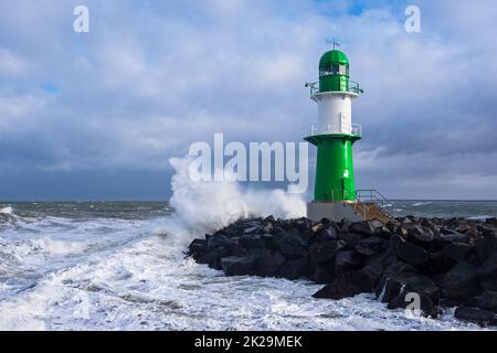 Maulwurf an der Ostsee während des Sturms Eunice in Warnemünde Stockfoto