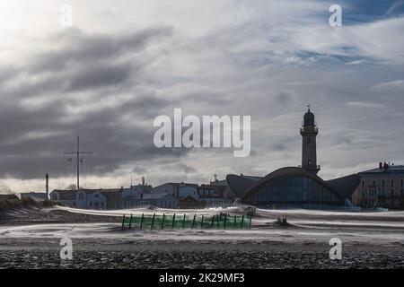 Leuchtturm am Ufer der Ostsee in Warnemünde, Deutschland Stockfoto