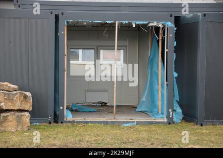 Alte Wohncontainer werden in einem Lagerhof gelagert Stockfoto