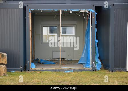 Alte Wohncontainer werden in einem Lagerhof gelagert Stockfoto