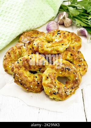 Bagels, Quark und Käse auf Papier Stockfoto