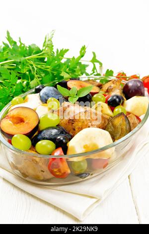 Hühnchen mit Obst und Tomaten in der Pfanne an Bord Stockfoto