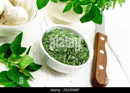 Oregano in Schüssel auf Holztisch getrocknet Stockfoto