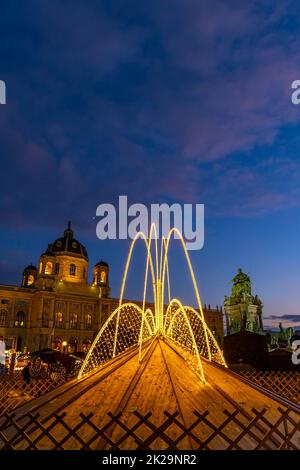 Weihnachtsdekoration auf dem Maria Theresia Platz in Wien, Österreich Stockfoto