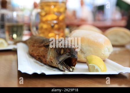 Frische Makrele auf der Barbecue-Party. Deutschland Stockfoto