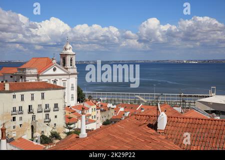 Blick von Miradouro de Santa Luzia auf die Innenstadt von Alfama in Lissabon. Portugal Stockfoto