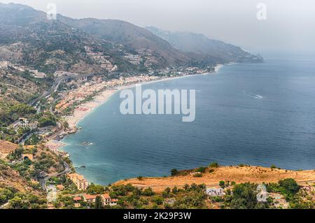 Luftaufnahme auf die wunderschöne Uferpromenade von Taormina, Sizilien, Italien Stockfoto