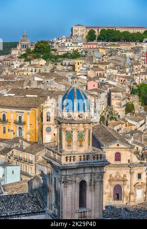 Panoramablick auf Ibla, malerisches unteres Viertel von Ragusa, Italien Stockfoto