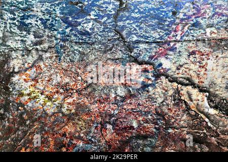 Textur von farbenfroher Graffiti-Farbe auf Beton- und Ziegelwänden in Rot, Blau, Violett und Silber Stockfoto