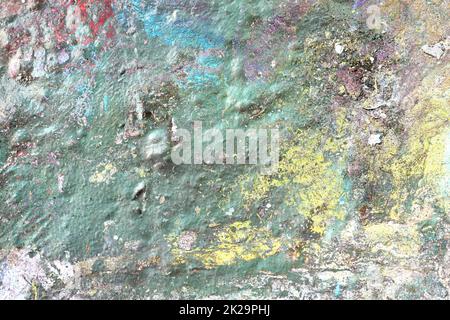 Textur von farbenfroher Graffiti-Farbe auf Beton- und Ziegelwänden in Rot, Blau, Violett und Silber Stockfoto