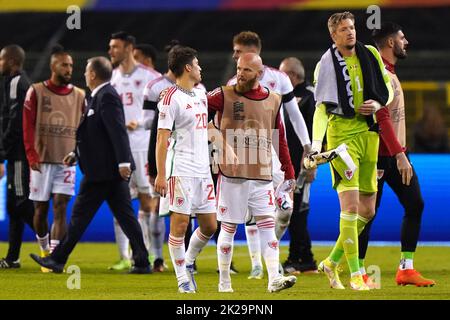 Daniel James von Wales (links) und Jonny Williams in der Diskussion nach dem letzten Aufsehen während des UEFA Nations League-Gruppe-D-Spiels im King Baudouin Stadium, Brüssel. Bilddatum: Donnerstag, 22. September 2022. Stockfoto