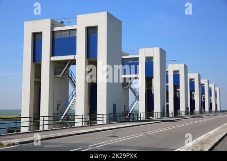 Die Schleusen in Houtribdijk zwischen IJsselmeer und markermeer in der Nähe von Lelystad entladen. Niederlande Stockfoto