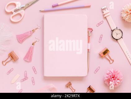 Festes Notizbuch und Pink School Girly Accessoires in Pastellrosa Top View, Modell Stockfoto