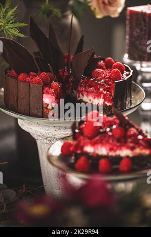 Leckerer Schokoladenkuchen mit Himbeeren Stockfoto
