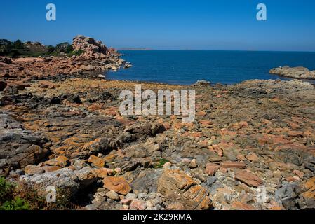 Monolithische Blöcke aus rosafarbenem Granit in den Cotes d'Armor in der Bretagne, Frankreich. Rosafarbene Granitküste Stockfoto