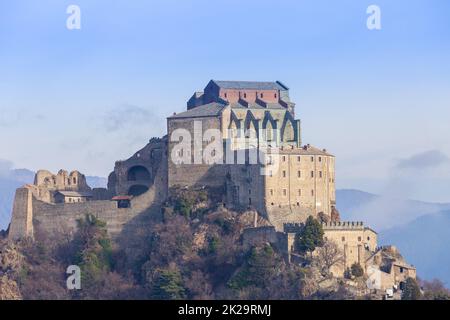 Abtei St. Michael, Sacra di San Michele, Italien. Mittelalterliches Klostergebäude. Stockfoto