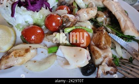 Gegrillter Tintenfisch mit Tomatensalat und Aioli Stockfoto