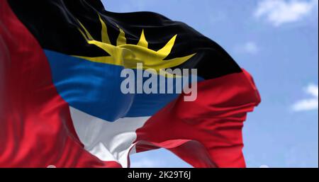 Detail der Nationalflagge von Antigua und Barbuda, die an einem klaren Tag im Wind winken Stockfoto