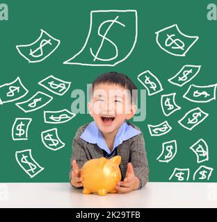 Happy Kid hält Sparschwein und Geld sparen Konzept Stockfoto