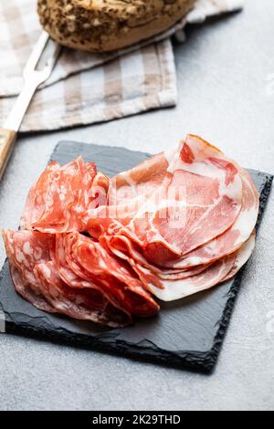 Italienischer Trockenschinken. Coppa Stagionata, Prosciutto und Salami auf dem Schneidebrett. Stockfoto