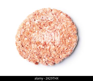 Gefrorenes Hamburger-Fleisch. Rohe Rindfleischpasteten, isoliert auf weißem Hintergrund. Stockfoto