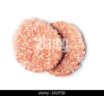 Gefrorenes Hamburger-Fleisch. Rohe Rindfleischpasteten, isoliert auf weißem Hintergrund. Stockfoto