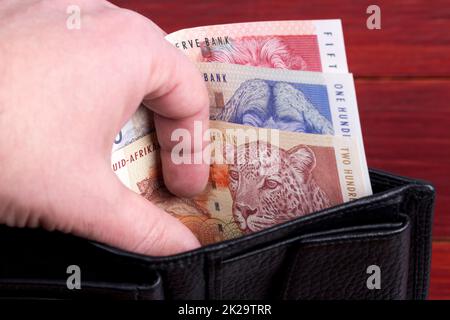 Altes südafrikanisches Geld in der schwarzen Brieftasche Stockfoto