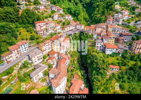 Stadt Nesso auf steilen Klippen und der Flussschlucht am Como-See aus der Vogelperspektive Stockfoto