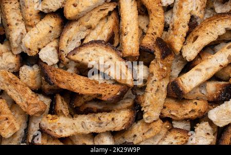 Gebratene Croutons mit Roggenbrot und Knoblauch als Hintergrund. Stockfoto