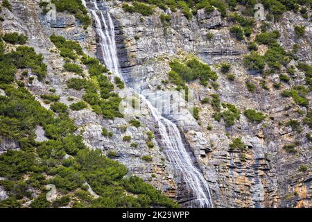 Wasserfall Bach auf einem Steinberg mit Blick auf die Alpen, Stelvio Pass Stockfoto