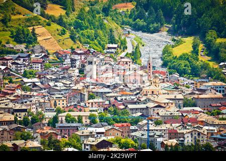 Stadt Bormio mit Blick auf die Dolomiten-Alpen, Provinz Sondrio Stockfoto