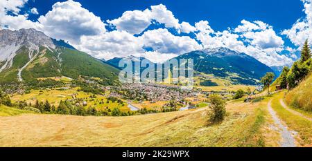 Idyllische Alpenlandschaft und Panoramablick auf die Stadt Bormio Stockfoto