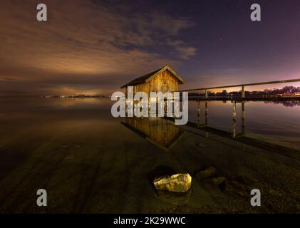 Bootshaus im Dorf Stegen, Ammersee, Bayern, Deutschland, bei Nacht Stockfoto