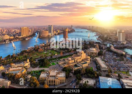 Luftaufnahme auf die Innenstadt von Kairo und den Nil bei Sonnenuntergang, Ägypten Stockfoto