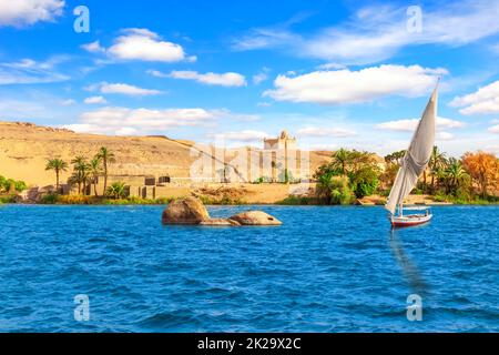 Segelboot im Nil und die Aussicht auf Assuan, Ägypten Stockfoto