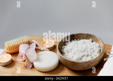 Hotel-Spa-Behandlung oder Hausbad. Badezimmer mit Accessoires auf dem Tablett Stockfoto