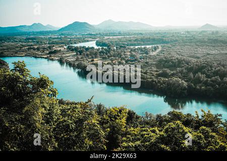 Luftaufnahme von oben Wald, Textur der Mangroven Wald Blick von oben Natur Berg Hintergrund Stockfoto