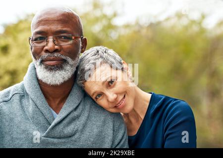 Hes immer noch die Person, in die ich mich verliebt habe. Aufnahme eines glücklichen älteren Paares, das eine schöne Zeit im Park genießt. Stockfoto