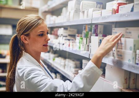 Die Wahl der richtigen Behandlung für Sie. Aufnahme eines Apothekers bei der Arbeit. Stockfoto