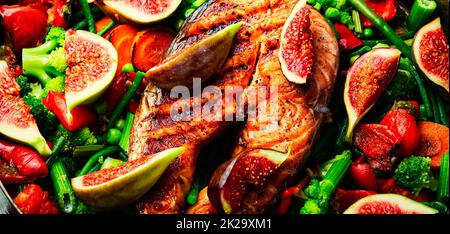 Gebratenes Lachssteak mit Feigen.geröstete Forelle mit Garnierung Stockfoto