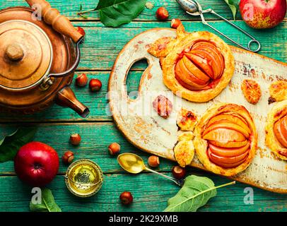 Kuchen mit Äpfeln und Haselnüssen Stockfoto