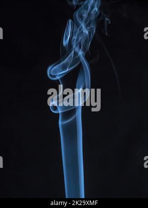 Nahaufnahme von farbenfrohem Rauch auf schwarzem Hintergrund. Abstrakte Rauchkurven und Wellen auf schwarzem Hintergrund. Stockfoto