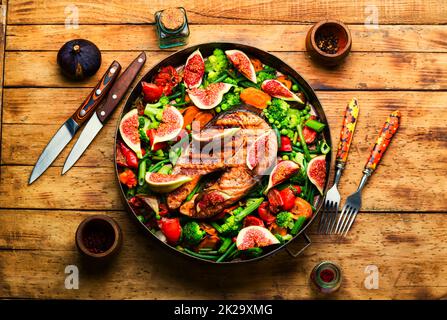 Lachssteak mit Gemüse gebraten, Platz für Text Stockfoto