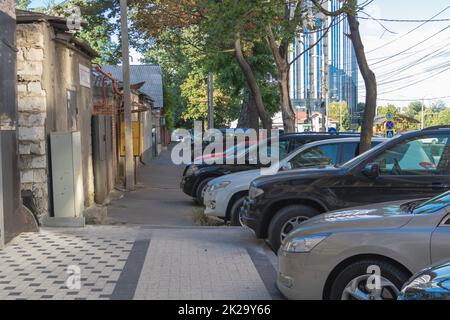 Chisinau, Moldawien - 2. August 2022 Autos, die neben dem Bürgersteig auf einer Straße in der Hauptstadt geparkt sind - Konzept der Korruption Stockfoto